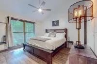 Waterfront cabin with private hot tub, fireplace, pool table, grill & firepit