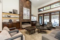 Custom-Built Mountain Home with Hot Tub and Game Room - Stunning Retreat