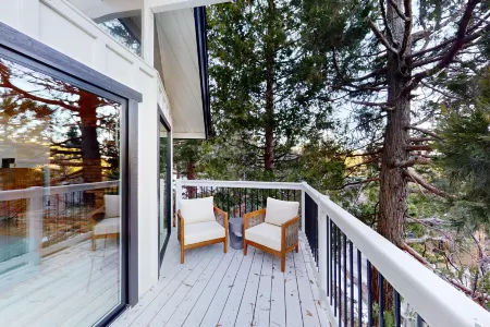 The Snow White Отели рядом с достопримечательностью «Church of the Woods»