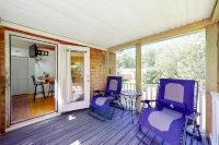 Studio cottage close to beach & golf with outdoor pool, firepit, & basketball Hotels in Kennebunk