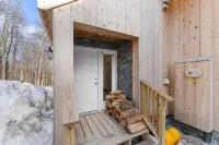 Scenic Mountain Views and Cozy Wood Stove - Charming Slopeside Getaway Hotels in Killington