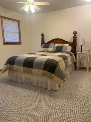 Cozy Cabin with Fire Pit and Nature Access - Inviting Mountain Retreat Hotels in der Nähe von Alpine Lake