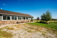 Cozy Space with Modern Amenities and Scenic Views - Charming Tranquil Escape
