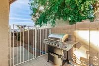 Sparkling Pool and Grassy Backyard Retreat - Gorgeous Family Oasis