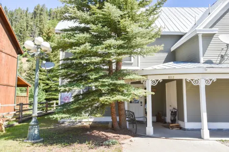 High Speed Wifi and Fireplace - Beautiful and Spacious Retreat