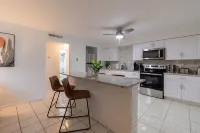 Sparkling Pool and Close to Space Coast Beaches - Charming Getaway
