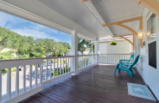 Cozy Living with Modern Amenities - Charming Historical Retreat