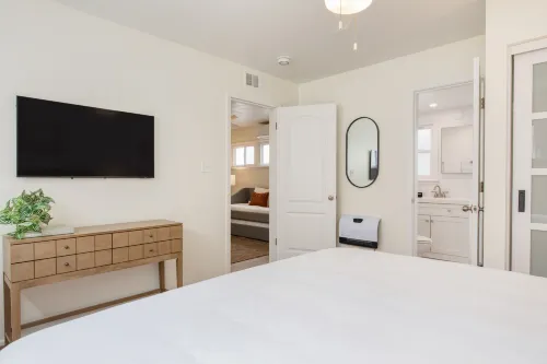 Sunny Patio and Close to the Beach - Vibrant Coastal Haven