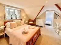 6 Bed, 4 Bath House in the Cotswolds with Wood Fired Hot Tub. Sleeps 11-14 Hotels in Lechlade