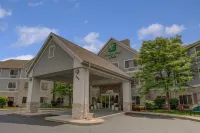 Holiday Inn & Suites Milwaukee Airport