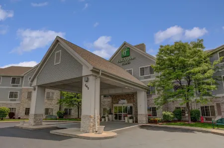 Holiday Inn & Suites Milwaukee Airport