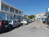 Seafront Studios and Apartments - Bãi đậu xe