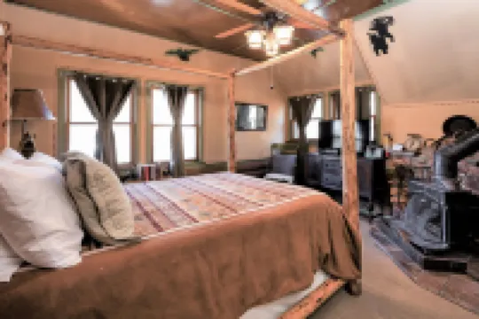 Gold Mountain Manor