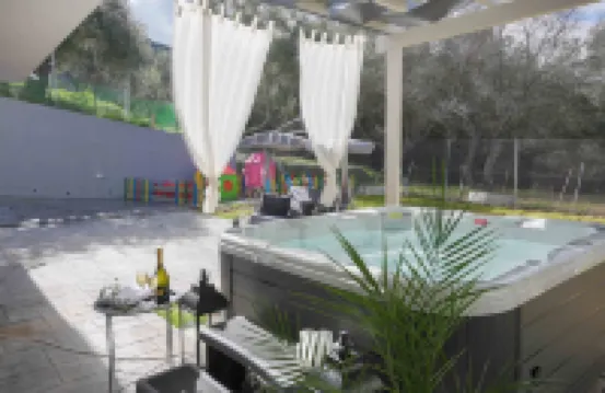 6 Bed Villa - Sleeps 15 - Pets - Pool - Jacuzzi
