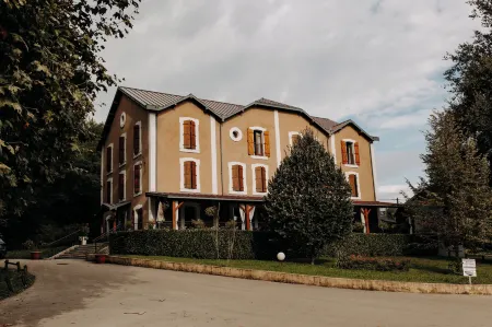 Logis - Hotel Restaurant du Parc Отели в г. Обен