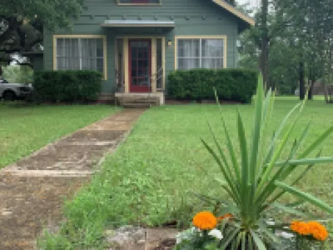Cozy 2 BR Cottage with Inviting Sunroom, Spacious Yard and Ultimate Comfort Hoteles en Kyle