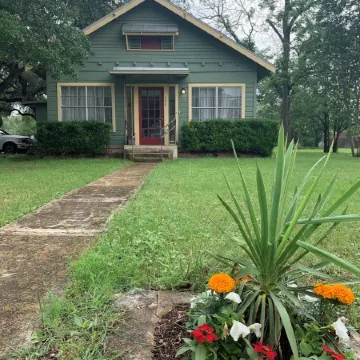 Cozy 2 BR Cottage with Inviting Sunroom, Spacious Yard and Ultimate Comfort