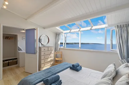 Cystanog Fach - Spectacular Sea Views, Balcony and Terrace, Parking