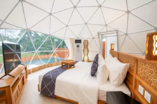 ทรียานา รีสอร์ท และ กลามปิ่ง