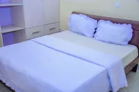 House - Sleeps 12 - Garden - Parking - Pets Ok - balcony