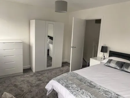 Home Sleeps5-Netflix-Parkg-Near City center Etihad Отели в г. Фэйлзуорт