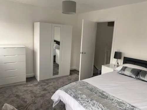 Home Sleeps5-Netflix-Parkg-Near City center Etihad Hotels in Oldham