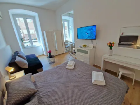 Lola's Place Hotels in 