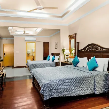 Hotel Ajanta Отели рядом с достопримечательностью «Карол-Бах»