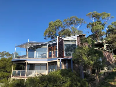 Summit Views Eagle Nest Apartment Hotel di Red Hill