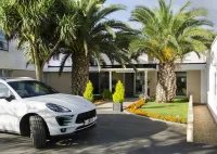 Beachcombers Hotel - parking