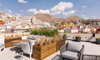 Antigua Trece Hotel Fusión