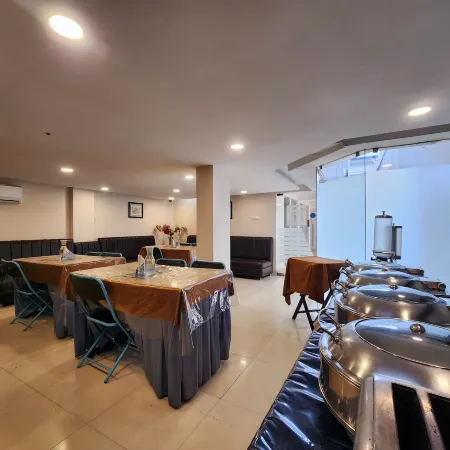 Hotel Lee International Отели рядом с достопримечательностью «Саенс Сити»