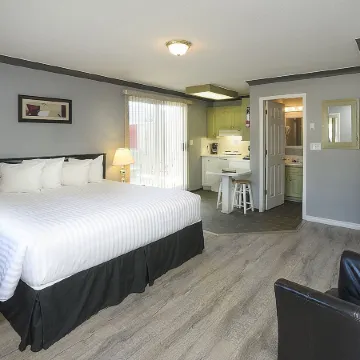 Tiki Shores Inn & Suites