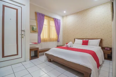 RedDoorz Near Setrasari Mall 2 Hotels in Sukajadi