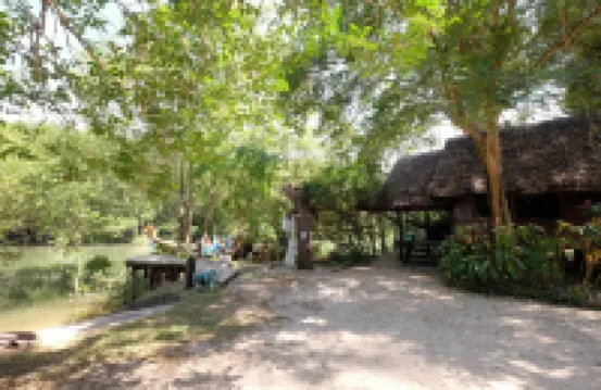 Fisherman's Hut , ขนำชาวเลโฮมสเตย์ โรงแรมใกล้ท่าเรือปากเมง