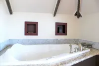 All Suites Whitney Manor Các khách sạn ở Kingston