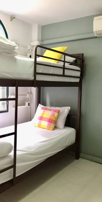 ห้องพักรวมหญิง 6 เตียง
