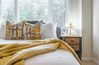 Cozy 1 Bedroom Townhouse Hotels near Lisgar