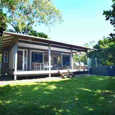 The Bungalows Hotel Exterior