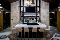 Golden Pineapple Villas-Adults Only - bar
