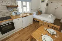 Brunswick Garden Studio - Patio - by Brighton Holiday Lets Hotels in Hove