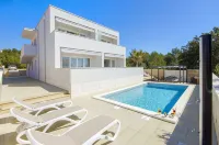 Apartments Villa V - Pools