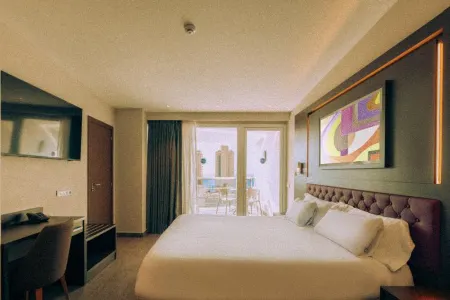 Marina Resort Benidorm - the Original Benidorm Vibe Отели рядом с достопримечательностью «Iglesia de San Jaime y Santa Ana»