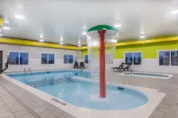 Super 8 by Wyndham Winnipeg East MB - Hot Tub