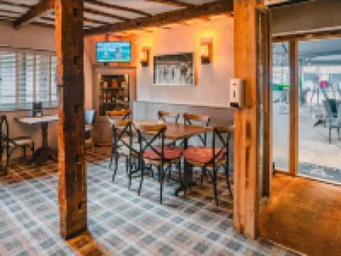 1 Bed Loft - Sleeps 2 - Parking - Wifi Hotels in Caerleon