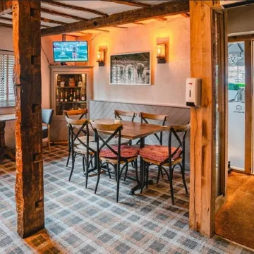 1 Bed Loft - Sleeps 2 - Parking - Wifi