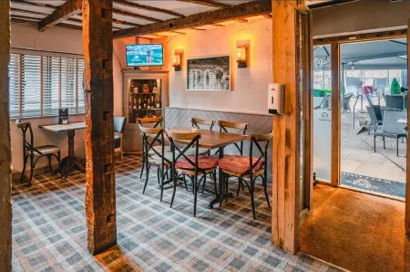 1 Bed Loft - Sleeps 2 - Parking - Wifi Отели в г. Каерлеон