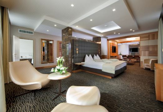 Hotel St. Gotthard Over view