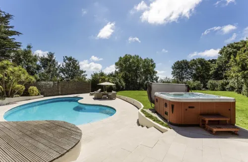 Sleeps10 18-Parking-Garden-Pool-HotTub-Balcony - Villas