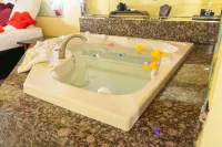 Luxe Inn and Suites - 2-Star